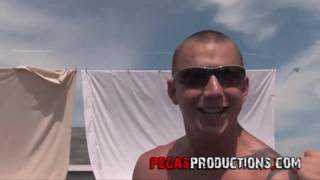 Mucho sexo en este concurso de camisas mojadas con chicas bellas