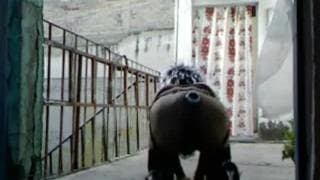 Gay sale al balcón con su juguete en el culo