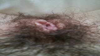 El coño peludo de esta chica de cerca