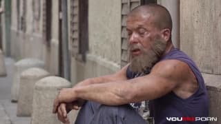 Dos chicas lindas recogen y se cogen a un indigente