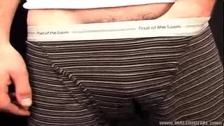 Seteve y un amigo deciden desnudarse y pajearse por primera evz