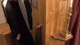 La polla bednita que se chupará este aprendiz de cura en la iglesa