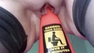 Usa un cono plástico como si fuese un sextoy Usa un cono plástico como si fuese un sextoy