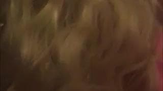 Pasivo con peluca rubia le chupa la polla