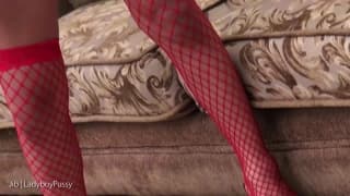 Chica oriental en lencería roja recibiendo un consolador.