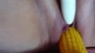 Usando juguetes y masturbándose con la cámara muy cerca Usando juguetes y masturbándose con la cámara muy cerca