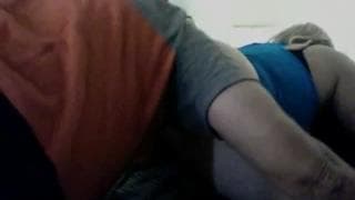 Pasa la tarde besando el culo de la tranny que ama en su cama