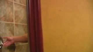 Hombre enmascarado masturbándose en la ducha