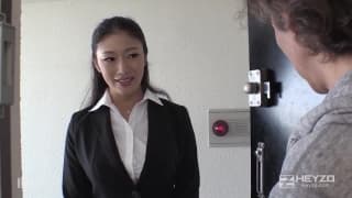 La abogada Reiko Kobayakawa folla con sus clientes a domicilio La abogada Reiko Kobayakawa folla con sus clientes a domicilio