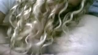 Rubia cachonda le chupa la polla a su amante en el coche Rubia cachonda le chupa la polla a su amante en el coche