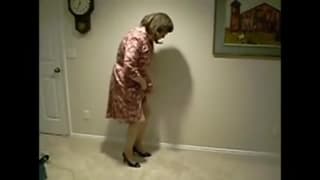 Este tío se pone las ropas de su madre