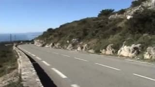 Viejo travesti provoca a las coches que pasan