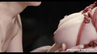 Dos lesbianas y un pequeño consolador que las complace a ambas