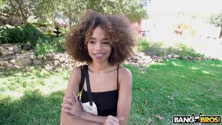 Cecilia tiene la garganta profunda y chupa una polla blanca gruesa