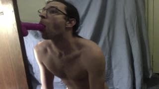 Este tío practica como mamar una polla