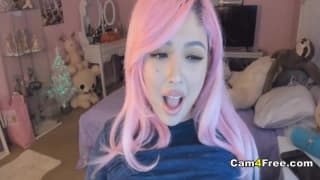 La zorra de pelo rosa juega con un consolador en la webcam La zorra de pelo rosa juega con un consolador en la webcam