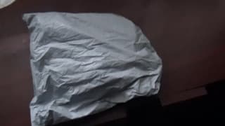 Por fin le ha llegado su nuevo juguete sexual a este chico gay