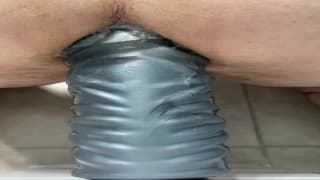 Primer plano de un fisting anal gay y un consolador gigante Primer plano de un fisting anal gay y un consolador gigante