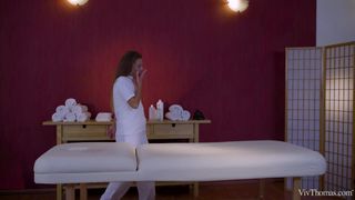 Mila Fox tiene un día especial con Milf Kathy Anderson