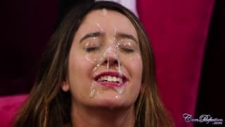 Susy Blue recibirá la mejor corrida facial de su vida Susy Blue recibirá la mejor corrida facial de su vida