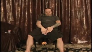 Rockero musculoso fuma mientras se masturba