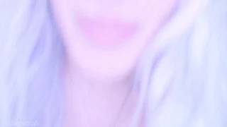 Joven linda juega con mi polla como una paleta