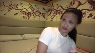 Esta joven asiática es follada por un turista americano con placer