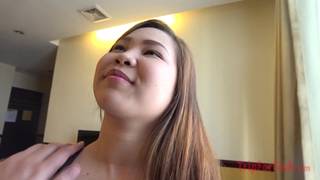 Esta chica asiática prefiere su cumshot en posición de misionera