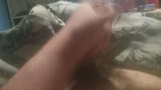 Un joven aficionado se masturba al despertar Un joven aficionado se masturba al despertar