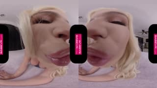 La rubia se mueve en cuatro patas como una perra y folla en VR