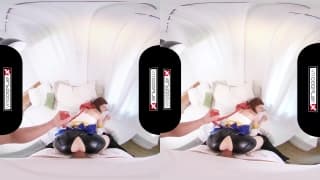 Una joven zorra vestida solo de látex salta sobre esta polla dura Una joven zorra vestida solo de látex salta sobre esta polla dura