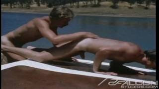 Porno gay vintage en un barco entre DILFs