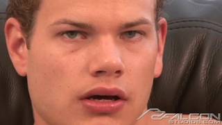 Este hombre gay muestra sus músculos y su polla