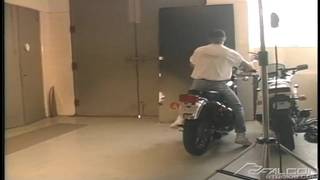 Un motorista realiza una sesión de fotos homosexual