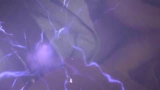 Masturbación y pegging con un gran consolador negro