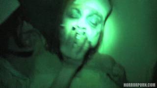 Se folla a los zombis en la oscuridad en POV