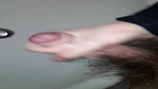 Joven se masturba en solitario y se da placer