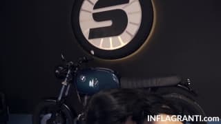 El fotógrafo se clava a la sexy modelo