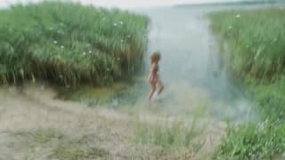 Linda chica follando bajo la lluvia