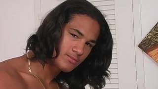 CJ un hombre musculoso masturbando su gran polla CJ un hombre musculoso masturbando su gran polla