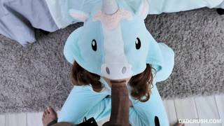 La preciosa Stephie se viste de unicornio para follar con su padrastro La preciosa Stephie se viste de unicornio para follar con su padrastro