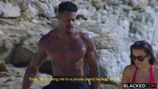 Liya disfrutando de una buena polla negra en la playa