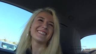 Rubia delgada mamando polla durante un casting de modelo de ropa.