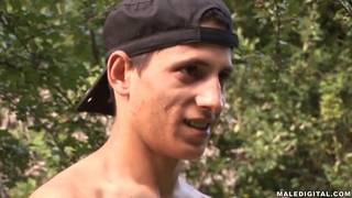 Joven musculoso masturba su gran polla Joven musculoso masturba su gran polla
