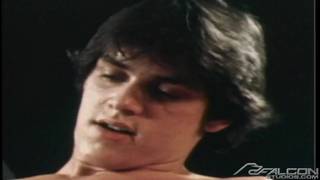 Joven se masturba en porno gay vintage de calidad