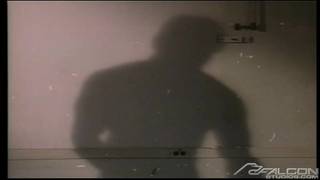 Prisionero consigue su culo dominado por consoladores