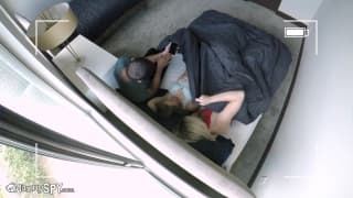 Dos jóvenes en la cama follan con un amigo que ha llegado Dos jóvenes en la cama follan con un amigo que ha llegado