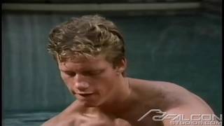 El tipo se mete su propia pistola en el culo