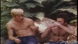 Le pregunta a su amigo si quiere chuparla