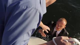 Se cayó del barco y le chuparon la polla